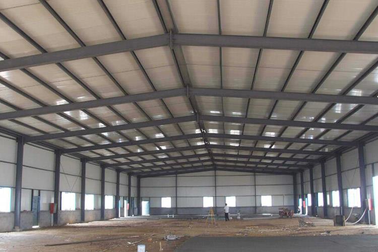 钢结构厂房是指主要的承重构件是由钢材组成的，包括钢柱子，钢梁，钢结构基础，钢屋架，钢屋盖等