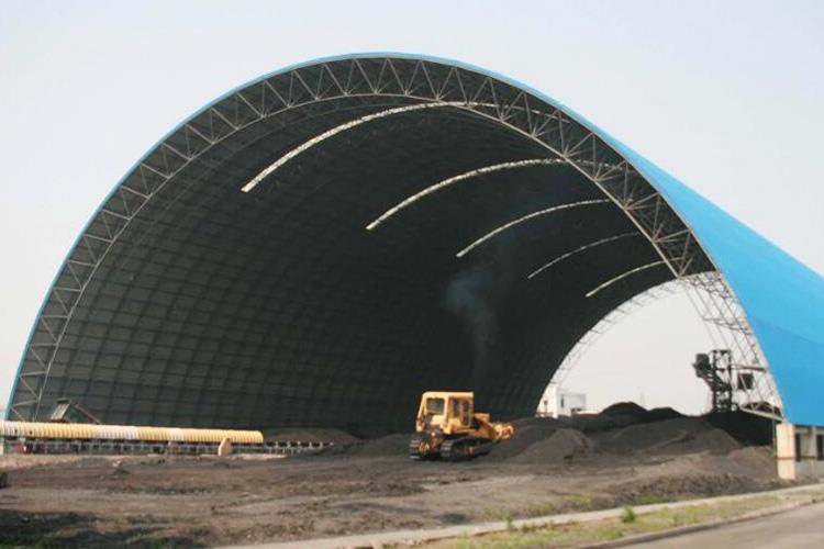 煤棚网架有不同的结构形式和不同的受力性能，且适用于不同的荷载、外形形状、跨度、边界条件
