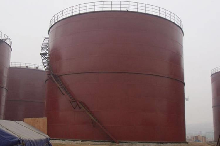 吉林储油罐是储存油品及油、水性化工原料的容器，它是石油库化工厂的主要存储设备